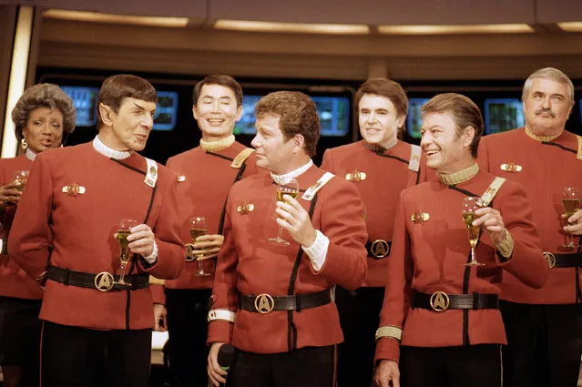 Members of the “Star Trek” crew, from right in front: DeForest Kelley, William Shanter and Leonard Nimoy, and back row from right: James Doohan, Walter Koenig, George Takei and Nichelle Nichols, toast the newest “Trek” film – in which Shanter makes his directorial debut – “Star Trek V: The Final Frontier”, during a news conference December 28, 1988 at Paramount Studios to announce the latest voyage. (Photo by Bob Galbraith/AP Photo)