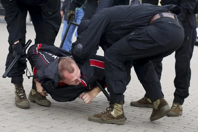 Police detain a demonstrator during an opposition rally to protest the official presidential election results in Minsk, Belarus, Sunday, September 27, 2020. (Photo by TUT.by via AP Photo)