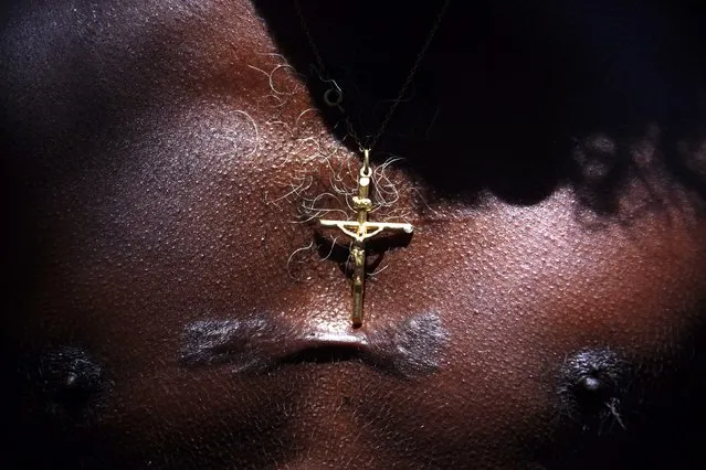 Australian Aboriginal hunter Bruce Gaykamangu of the Yolngu people wears a crucifix that sits just above his initiation scar while searching for Magpie Geese near the community of Ramingining in East Arnhem Land November 25, 2014. (Photo by David Gray/Reuters)