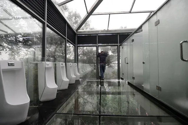 A restroom mainly made of glass opens to public at a park to attract tourists in Changsha, Hunan province, China September 29, 2016. (Photo by Reuters/Stringer)