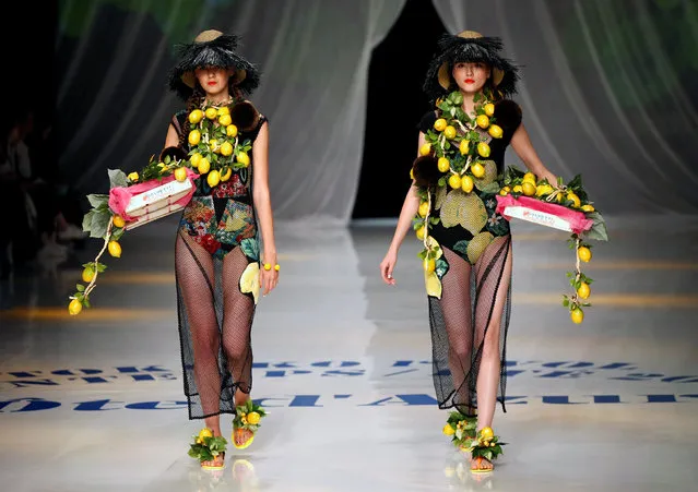 Models present creations by designer Tokuko Maeda from her Spring/Summer 2017 collection for her brand TOKUKO 1er VOL during Tokyo Fashion Week in Tokyo, Japan October 18, 2016. (Photo by Toru Hanai/Reuters)