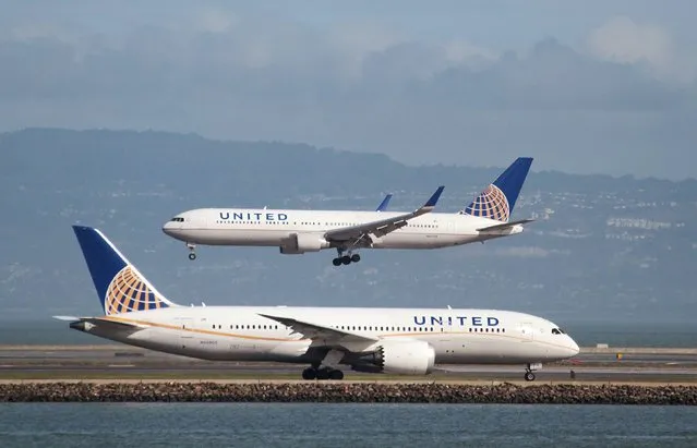 A United Airlines Boeing 787 taxis as a United Airlines Boeing 767 lands at San Francisco International Airport, San Francisco, California, U.S. on February 7, 2015. (Photo by Louis Nastro/Reuters)