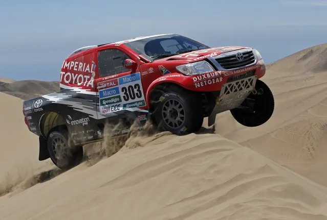 Toyota driver Giniel De Villiers of South Africa drives during the sixth stage of the Dakar Rally 2015, from Antofagasta to Iquique, January 9, 2015. (Photo by Jean-Paul Pelissier/Reuters)