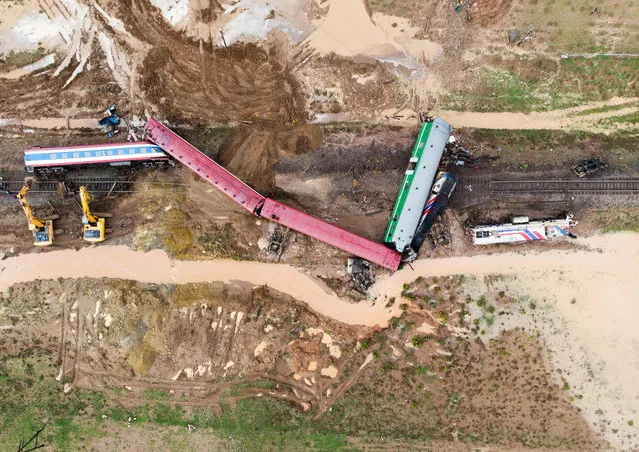 This picture taken on August 12, 2018 shows an aerial view of the site of a train derailment caused by heavy rainfall near Airag soum, southeast Mongolia. The train was travelling from the Mongolian capital Ulaanbaatar to Sainshand, the capital city of the south- eastern province of Dornogovi, local Emergency Management Agency reported. (Photo by Byambasuren Byamba-Ochir/AFP Photo)