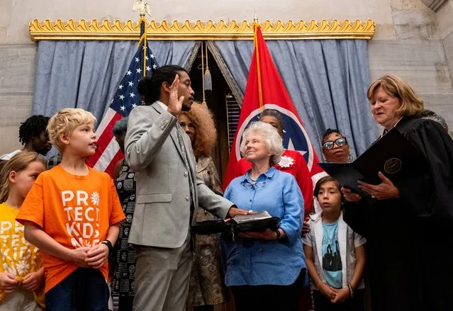 Democratic Tennessee state Rep. Justin Jones raises his right hand while being sworn back in as a representative in Nashville, Tennessee, U.S. August 17, 2023. (Photo by Seth Herald/Reuters)