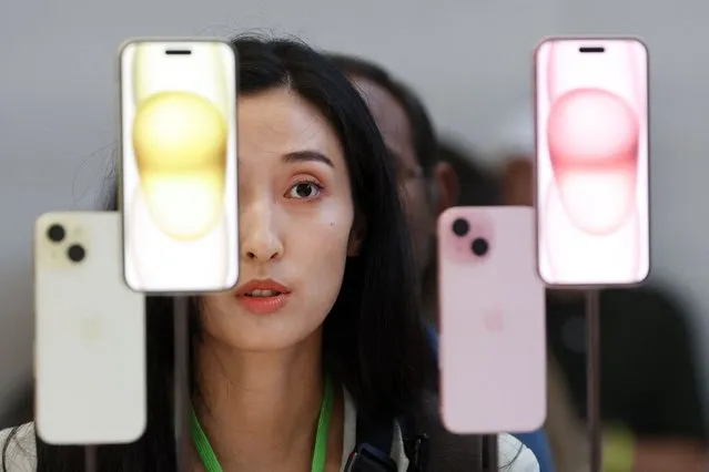 An attendee looks at the brand new Apple iPhone 15 during an Apple event on September 12, 2023 in Cupertino, California. Apple revealed its lineup of the latest iPhone 15 versions as well as other product upgrades during the event. (Photo by Justin Sullivan/Getty Images/AFP Photo)