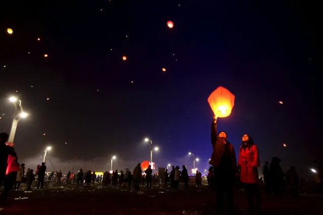 People release paper lanterns to pray for good fortune in the beginning of the Chinese Lunar New Year, at a square in Puyang, Henan province, February 9, 2016. (Photo by Reuters/Stringer)