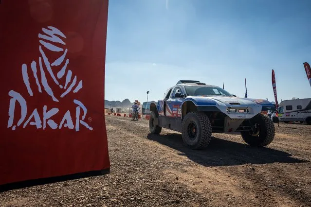 Competitors drive their cars into the bivouac before the Dakar 2024 rally in Al-Ula, Saudi Arabia, on January 3, 2024. (Photo by Patrick Hertzog/AFP Photo)