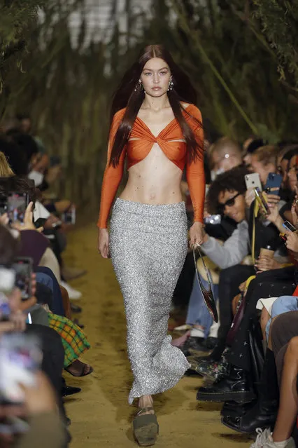U.S. model Gigi Hadid walks the runway during the Coperni Womenswear Spring/Summer 2022 show as part of Paris Fashion Week on September 30, 2021 in Paris, France. (Photo by Thierry Chesnot/Getty Images)