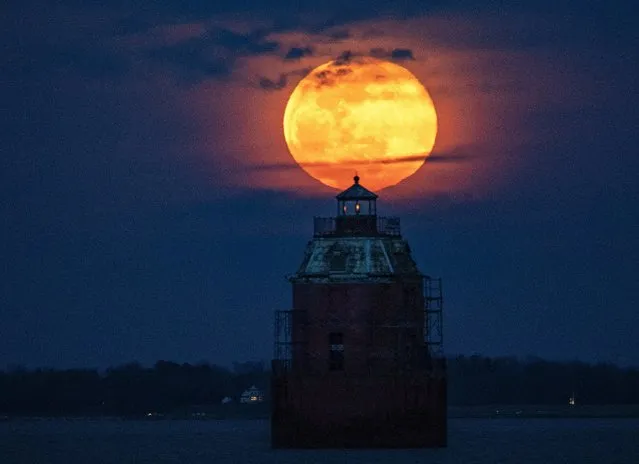 The super snow moon rises above the Sandy Point shoal lighthouse on the Chesapeake Bay in Annapolis, Md. on February 19, 2019. Stunning photos show what the “super snow moon” looked like. (Photo by Jonathan Newton/The Washington Post)