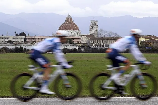 The pack rides as The Leaning Tower of Pisa stands out in background, during the second stage of the Tirreno Adriatico cycling race,  from Camaiore to Follonica, Italy, Tuesday, March 5, 2024. (Photo by Fabio Ferrari/LaPresse via AP Photo)