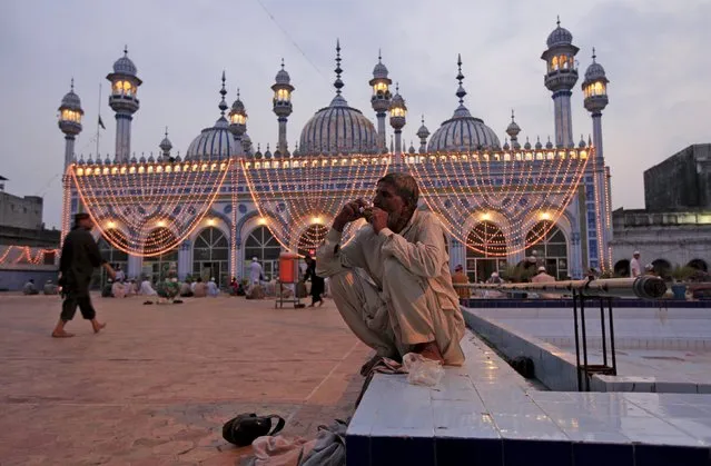 A man breaks his fast during the month of Ramadan at a mosque in Rawalpindi, Pakistan, July 8, 2015. (Photo by Faisal Mahmood/Reuters)