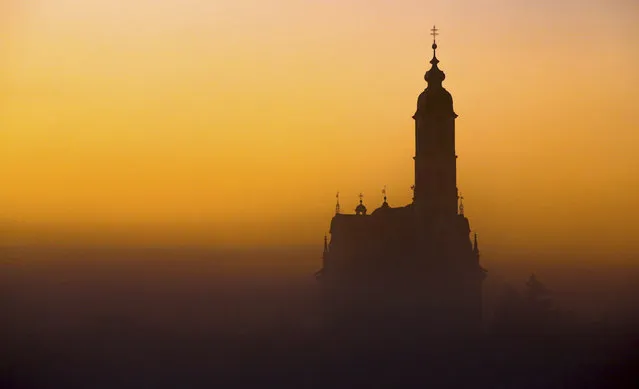 The pilgrimage church “Unserer Lieben Frau”, Our beloved Lady, stands in the morning fog as the sun rises in Steinhaus, Sunday, August 11, 2019. (Photo by Thomas Warnack/dpa via AP Photo)