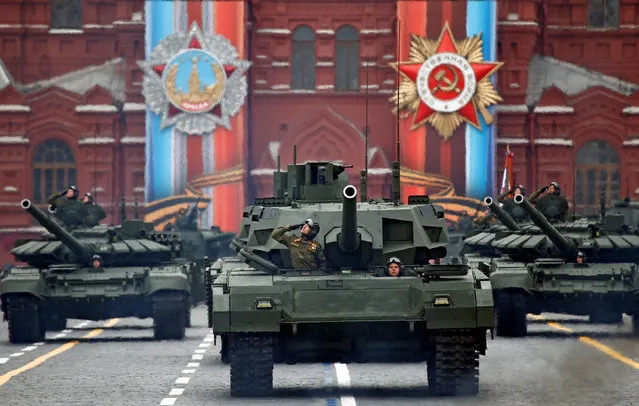 Russian servicemen parade with tanks during the 72nd anniversary of the end of World War II on the Red Square in Moscow, Russia on May 9, 2017. (Photo by Maxim Shemetov/Reuters)