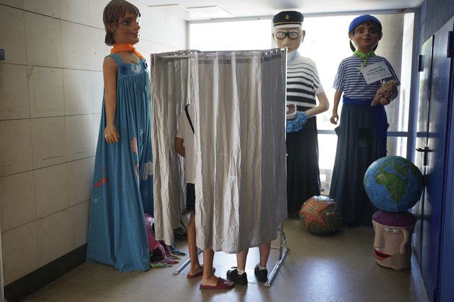 A voter prepares his ballot at a school used as polling station in Badalona, outskirts of Barcelona, Spain, Sunday July 23, 2023. Polling began Sunday in Spain in a general election that could make the country the latest European Union member to swing to the political right.(Photo by Joan Mateu Parra/AP Photo)