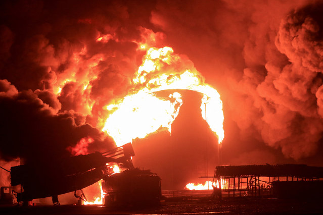 A giant fire erupts at an oil storage facility following Israeli strikes in Yemen's Huthi-held port city of Hodeida on July 20, 2024. Israeli warplanes struck the Huthi-controlled Yemeni port of Hodeida on July 20, a day after a drone attack by the Huthi rebels killed a civilian in Tel Aviv, both sides said. (Photo by AFP Photo/Stringer)