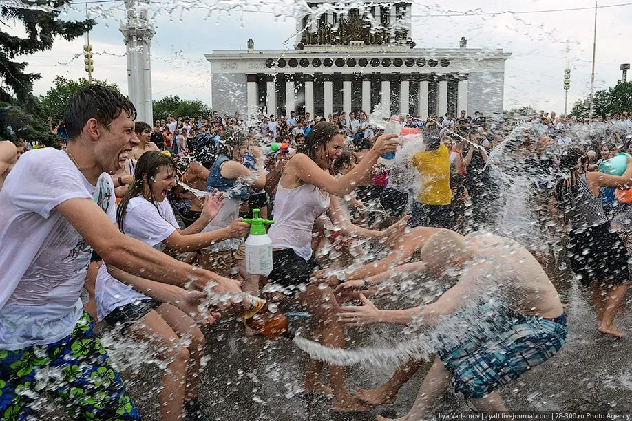Flashmob: Water Battle on All-Russian Exhibition Center in Moscow