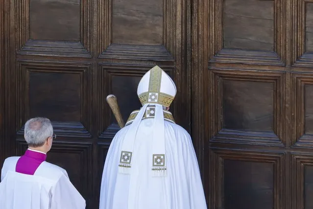 Pope Francis opens the Holy Door of St. Mary in Collemaggio Basilica and start the jubilee of forgiveness, in L'Aquila, central Italy, Sunday, August 28, 2022. Pope Francis will be the first pope since Celestine V to open this Holy Door, the first in history, established with the Bull of Forgiveness of 29 September 1294 by Pope Celestine V. (Photo by Riccardo De Luca/AP Photo)