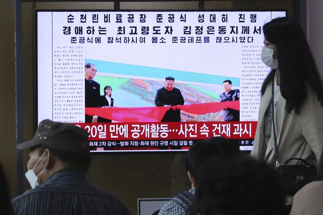 People watch a TV showing an image of North Korean leader Kim Jong Un during a news program at the Seoul Railway Station in Seoul, South Korea, Saturday, May 2, 2020. Kim made his first public appearance in 20 days as he celebrated the completion of a fertilizer factory near Pyongyang, state media said Saturday, ending an absence that had triggered global rumors that he was seriously ill. The sign reads: “Kim Jong Un attended a ceremony marking the completion of a fertilizer factory”. (Photo by Ahn Young-joon/AP Photo)