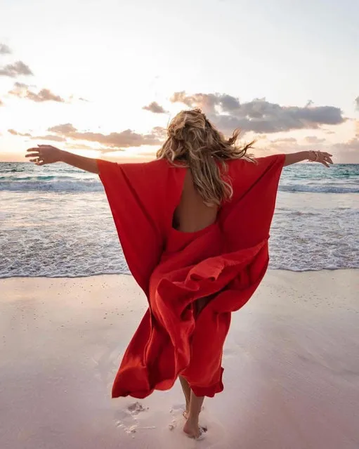 Australian model Elle Macpherson in the second decade of September 2022 runs toward the ocean to set herself free. (Photo by ellemacpherson/Instagram)