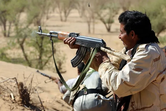Yemeni tribesmen from the Popular Resistance Committees, supporting forces loyal to Yemen's Saudi-backed President, fire their weapons during clashes with Shiite Huthi rebels and their allies in Beihan, in the Shabwa province, on December 15, 2017. Yemeni government forces retook Beihan district in Shabwa province from the Huthis, their last stronghold in the oil-rich southern province, a senior officer said. (Photo by Abdullah Al-Qadry/AFP Photo)