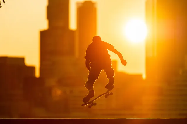 A skateboarder enjoys the outdoors at to Rockefeller Park in lower Manhattan wear face masks during the fourth phase of the coronavirus reopening on August 05, 2020 in New York, New York. The fourth phase allows outdoor arts and entertainment, sporting events without fans and media production. (Photo by Roy Rochlin/Getty Images)