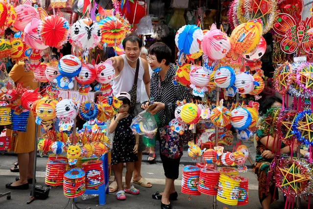 eople shop for decorations for the upcoming Mid-Autumn Festival on a street in Hanoi, Vietnam, 29 September 2020. Mid-Autumn Festival, also known as Moon Festival, is celebrated across East-Asia, and this year will fall on 01 October. (Photo by Luong Thai Linh/EPA/EFE)