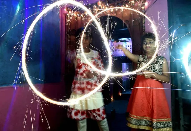 Pakistani minority Hindus celebrate Diwali with fireworks in Karachi on November 11, 2015. Diwali, the festival of lights, is celebrated with jubilation and enhusiasm as one of the biggest Hindu festivals. (Photo by Asif Hassan/AFP Photo)