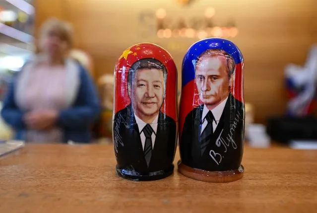 This picture taken on March 20, 2023 shows traditional Russian wooden nesting dolls, called Matryoshka dolls, depicting Chinese President Xi Jinping and Russian President Vladimir Putin at a gift shop in central Moscow. Chinese leader arrived in Moscow on Monday saying his first state visit to Russia since the Ukraine conflict broke out would give “new momentum” to bilateral ties. (Photo by Natalia Kolesnikova/AFP Photo)