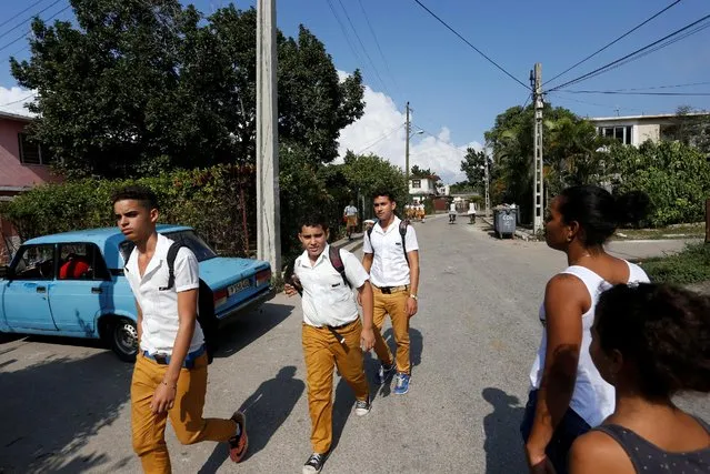 People walk on a street in Jaimanitas where Cuba's former President Fidel Castro lived in Havana, Cuba, December 2, 2016. (Photo by Reuters/Stringer)