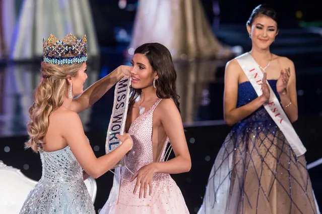 Miss World 2015 Mireia Lalaguna of Spain (L) presents Miss Puerto Rico Stephanie Del Valle (R) after Del Valle's win in the Miss World 2016 pageant at the MGM National Harbor December 18, 2016 in Oxon Hill, Maryland. (Photo by Zach Gibson/AFP Photo)