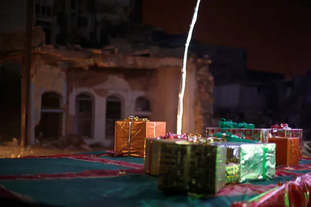 Gifts are seen near damaged buildings during Christmas eve in al-Hamidiyah neighbourhood in the old city of Homs, Syria December 24, 2016. (Photo by Omar Sanadiki/Reuters)