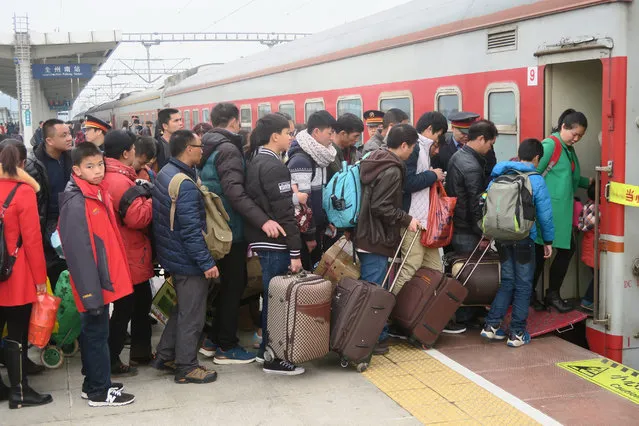 Passengers board a train during the Spring Festival travel rush at a railway station in Guilin, Guangxi Zhuang Autonomous Region, China February 11, 2016. (Photo by Reuters/Stringer)