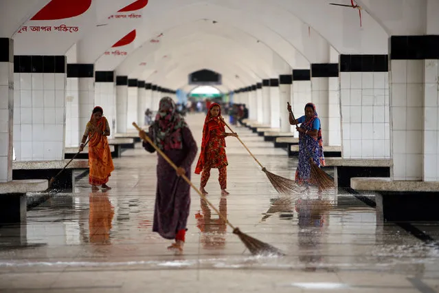 Women clean a platform at the Kamalapur Railway Station in Dhaka, Bangladesh, August 7, 2016. (Photo by Mohammad Ponir Hossain/Reuters)