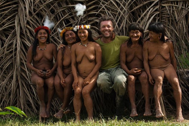 Photographer Pete Oxford is pictured here with some of the women in the tribe. (Photo by Pete Oxford/Mediadrumworld.com)