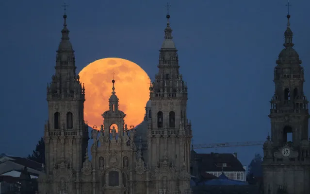 A view of the supermoon over Santiago's Cathedral, in Santiago de Compostela, Galicia, Spain, 19 February 2019. (Photo by Lavandeira jr./EPA/EFE)