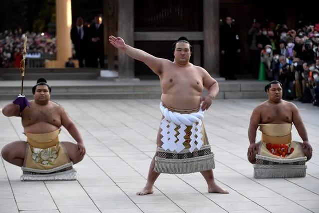 Newly promoted “Yokozuna” or sumo' s grand champion, Kisenosato (C) performs a ring- entering ceremony beside Tachimochi, or sword carrier, Takayasu (L) and Tsuyuharai, or dew sweeper, Shohozan (R) at Meiji shrine in Tokyo on January 27, 2017 .Japan' s excruciating wait for a homegrown yokozuna ended when 30- year- old Kisenosato was promoted to the ancient sport' s highest rank, the first Japan- born yokozuna in 19 years. (Photo by Toshifumi Kitamura/AFP Photo)