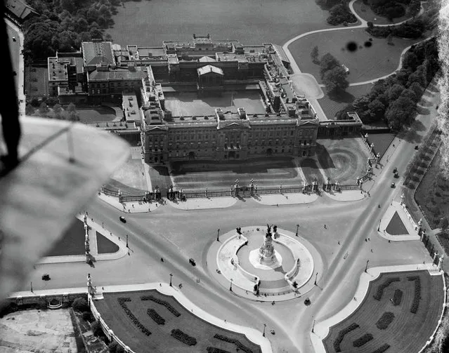 1921 photograph of Buckingham Palace and Queen Victoria memorial. Flight restrictions today would make this a near impossibility. (Photo by Aerofilms Collection via “A History of Britain From Above”)