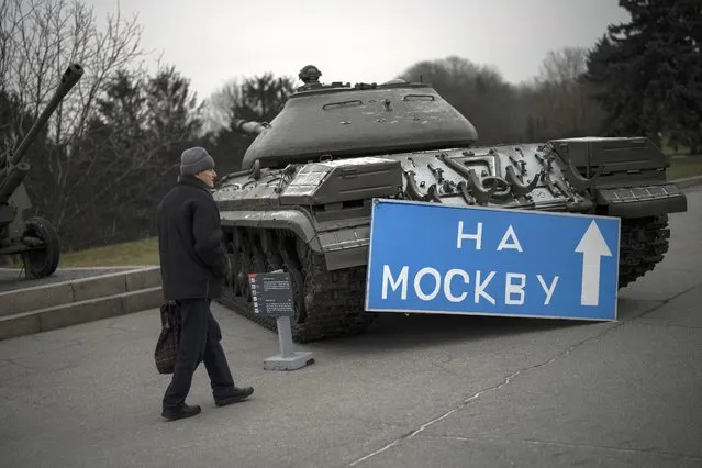 A man walks by a sign that reads “to Moscow” placed on an old tank displayed at a war museum in Kyiv, Ukraine, Wednesday, January 25, 2023. (Photo by Daniel Cole/AP Photo)