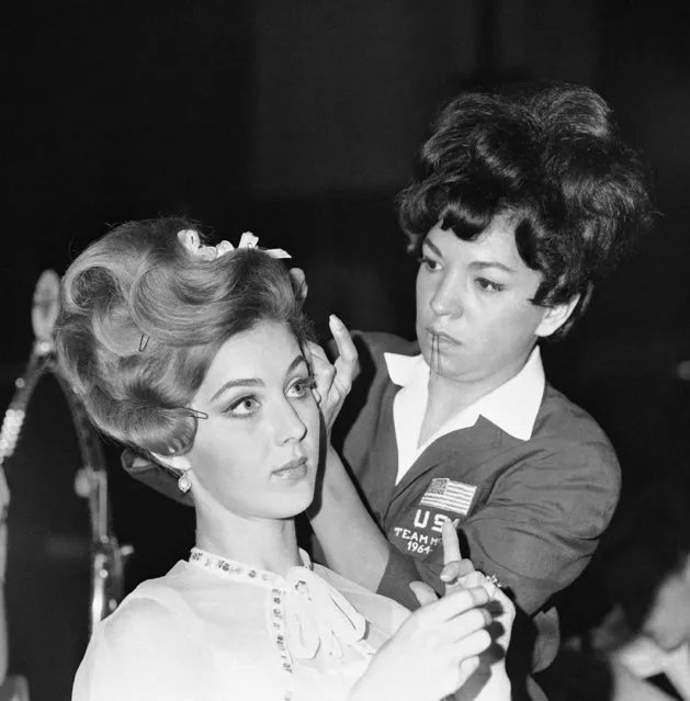 U.S. hair stylist Sallie Hantz works on her hair creation on Judy Stockton, who serves as her model at the recent international hairdressers competition in Milan, Italy on October 18, 1966. Miss Hantz and Miss Stockton are both from San Mateo, California. (Photo by AP Photo)