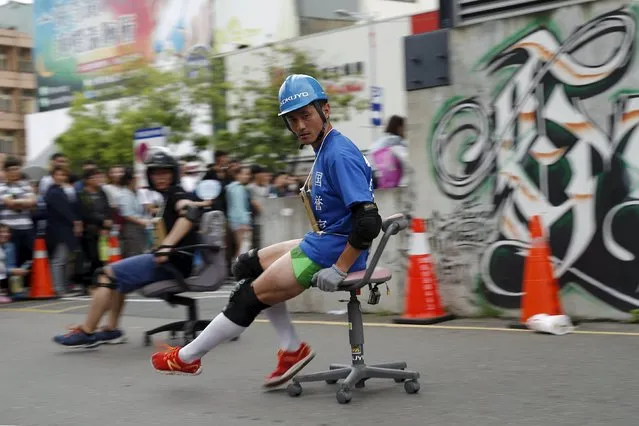 Competitors take part in the office chair race ISU-1 Grand Prix in Tainan, southern Taiwan April 24, 2016. (Photo by Tyrone Siu/Reuters)