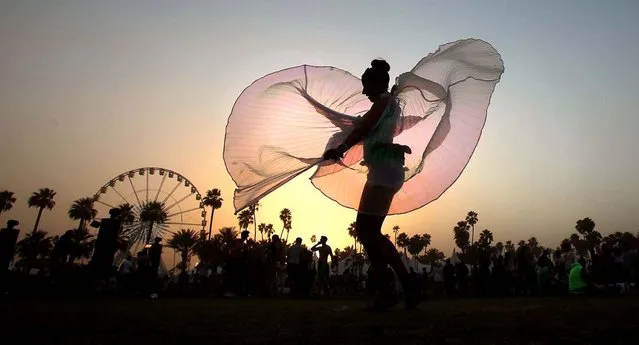 Isis Alize, 33, of Las Vegas, dances as the sun sets. (Photo by Brian van der Brug/Los Angeles Times/MCT)