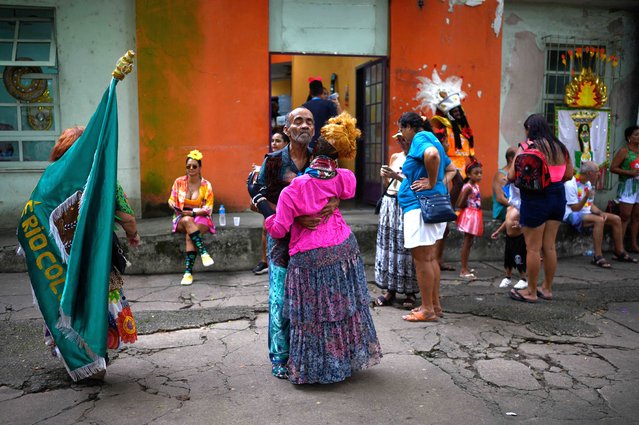 Revelers take part in a street carnival parade of the “Loucura Suburbana” (Suburban Craziness) block at the Engenho de Dentro neighborhood in Rio de Janeiro, Brazil, on February 16, 2023. The “Loucura Suburbana” street carnival group is organized by workers and patients of the Nise da Silveira Municipal Psychiatric Hospital. The parade starts inside the hospital and winds its way through the streets of the neighborhood. (Photo by Mauro Pimentel/AFP Photo)