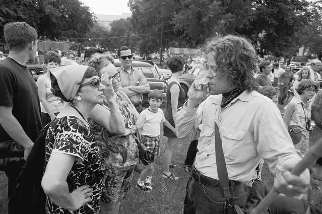 An unidentified young man smokes what appears to be a marijuana cigarette for the benefit of a pair of middle-aged women, along with several other onlookers, during the “Honor America Day Smoke-In” thrown by marijuana activists to protest the official “Honor America Day” ceremonies being held at the Lincoln Memorial, Washington, DC, July 4, 1970. The Vietnam war sharply divided America in 1970, and supporters of Richard Nixon sought to counter the growing opposition by organizing a Fourth of July Honor America Day in Washington DC. The celebration was quickly crashed by thousands of its critics, with marijuana activists staging a “smoke-in” to protest(Photo by David Fenton/Getty Images)
