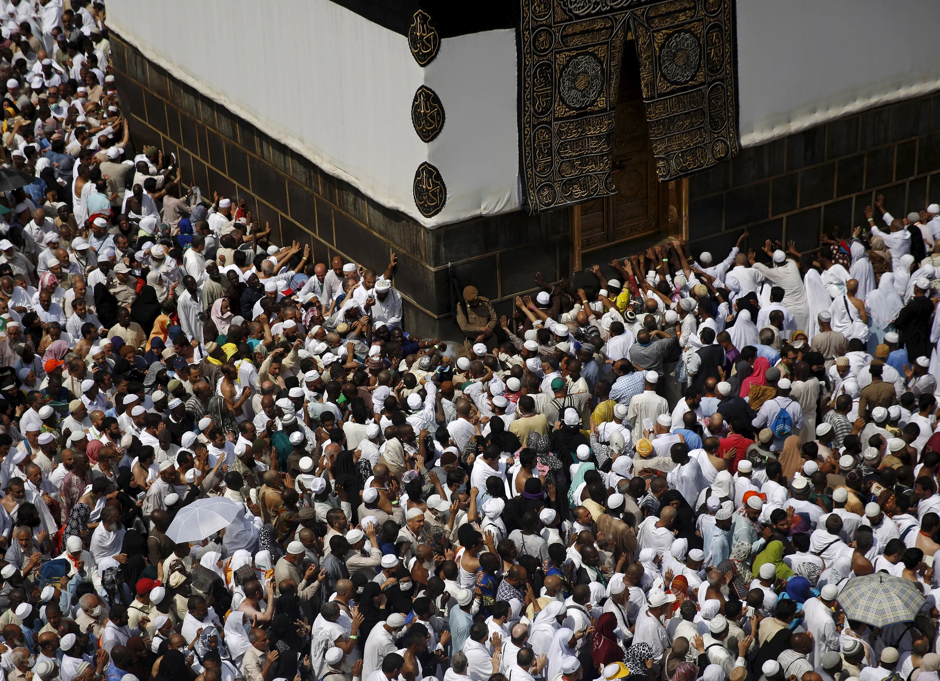 Мусульманин совершает хадж. Паломничество мусульман в Мекку. Курбан-байрам Кааба. Место паломничества мусульман в Мекке. Обряд хаджа (паломничества) в Мекке.