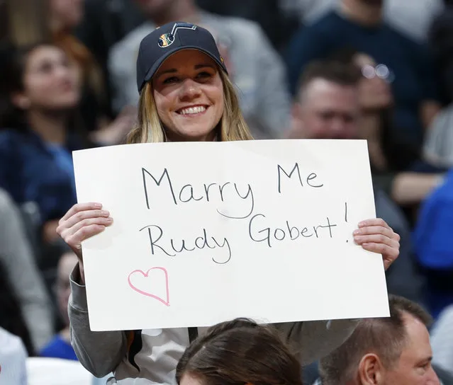 An unidentified Utah Jazz fan holds up a placard during a timeout directed at injured Jazz center Rudy Gobert in the second half of an NBA basketball game against the Denver Nuggets, Friday, January 5, 2018, in Denver. Gobert acknowledged the fan. (Photo by David Zalubowski/AP Photo)