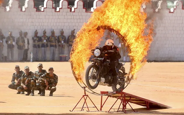 An Indian Army Jawan soldier belonging to the “ASC Tornadoes” daredevil bike team performs during a show event within the Republic Day celebrations in Bangalore, India, 26 January 2023. (Photo by Jagadeesh N.V./EPA/EFE)