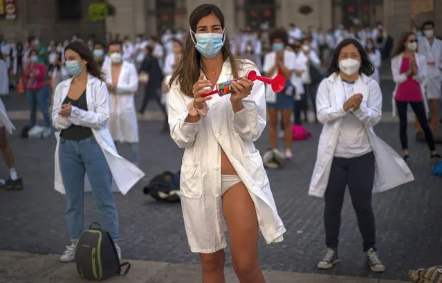 Medical residents, who removed their clothes to protest against working conditions, take part on a protest during a strike in Barcelona, Spain, Tuesday, October 20, 2020. Regional authorities across Spain continue to tighten restrictions against a sharp resurgence of coronavirus infections that is bringing the country’s cumulative caseload close to one million infections, the highest tally in western Europe. (Photo by Emilio Morenatti/AP Photo)