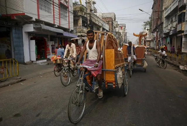 Rickshaw drivers transport furniture as the market opens after the curfew is lifted in Birgunj, Nepal November 5, 2015. (Photo by Navesh Chitrakar/Reuters)