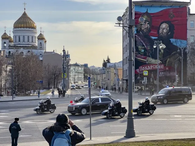Chinese President Xi Jinping's motorcade drives toward The Kremlin in Moscow, Russia, Monday, March 20, 2023. (Photo by AFP Photo/Stringer)